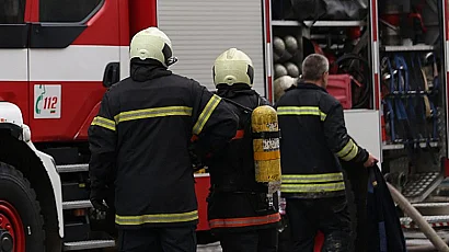 Голям пожар бушува в складове и цехове в Свищов