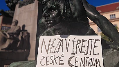 След протести и обществен натиск в София и в Прага, Чешкият културен център остава