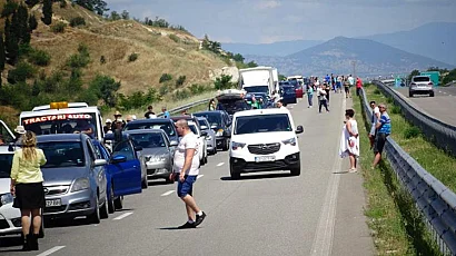 Задръствания и колони по пътищата към Гърция. Водачи питат, къде са полицаите?