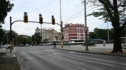 Поставят колчета на Орлов мост – ще ограничават неправомерното движение
