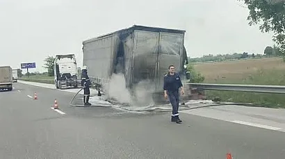 Тир пламна в движение на АМ „Тракия“ край Пловдив, образува се задръстване