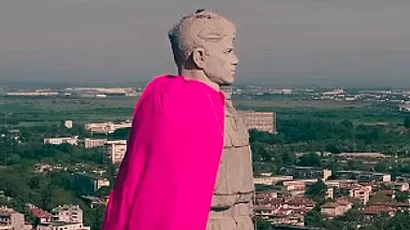 Паметникът „Альоша“ осъмна с розово наметало и предизвика вълна от реакции в Пловдив