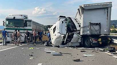 Катастрофа между два камиона затруднява движението по АМ „Струма“