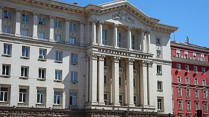 Синдикати и кабинет защитиха правото на държавните служители да не плащат осигуровки