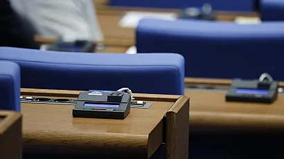 По-висок осигурителен праг и рекорден бюджет за здраве: Парламентът прие на първо четене бюджетите на ДОО и НЗОК
