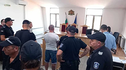 Наметалят на клуба на „Кръв и чест“ остава в ареста, бащата и синът се прибират