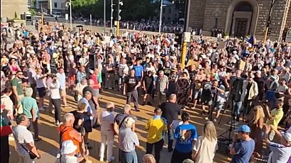 „Тук не е Москва“: Протест пред Министерски съвет поиска оставката на кабинета