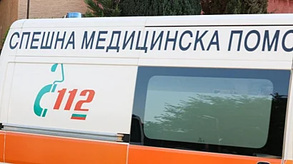 БМВ се заби челно в кола в насрещното; две жени са с опасност за живота