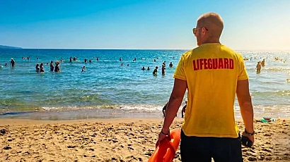 Туристите гледаме морето, Христо гледа нас. Един ден на спасителя на плажа