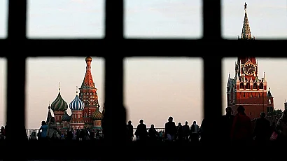 Зюганов вещае революция, Боня плаши с бунт: Русия между икономическата агония и оголения кокал на войната