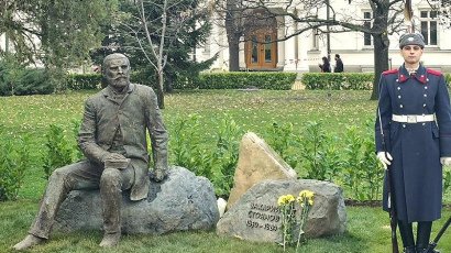 Откриха паметник на Захари Стоянов в центъра на София