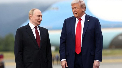 Тръмп и Путин стиснаха ръце и се качиха в "Звяра"
