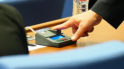 Замразяването на депутатските заплати влиза в пленарна зала