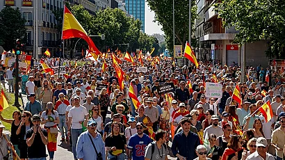 Мащабни протести в Мадрид – искат оставката на премиера заради корупционни скандали
