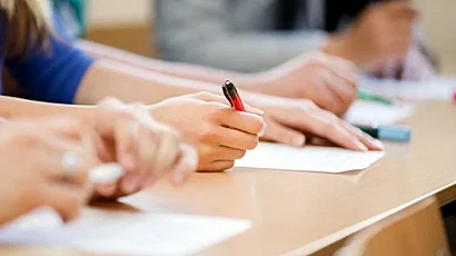 Над 53 000 зрелостници на матура по БЕЛ, теглят вариант от 5,8 млн. комбинации