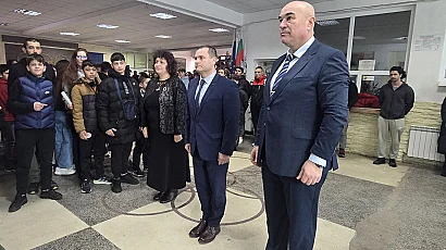 Кметът Пенчо Милков награди отличници от Спортното училище на патронния им празник