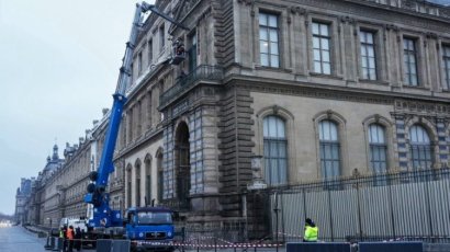 Монтираха метални решетки на прозорците на Лувъра