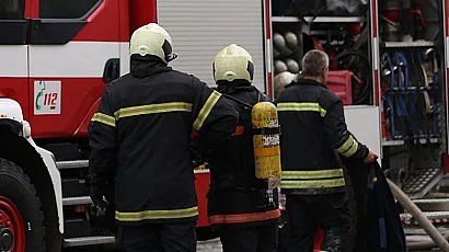 Пожари пламнаха край Петрич и Луковит, вятърът затруднява гасенето