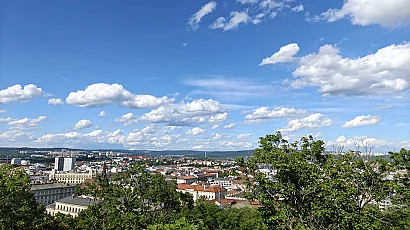 Слънчево, но прохладно време, с температури между 25° и 30°