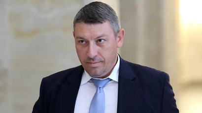 Никой не иска да изслуша председателя на ДАНС Деньо Денев