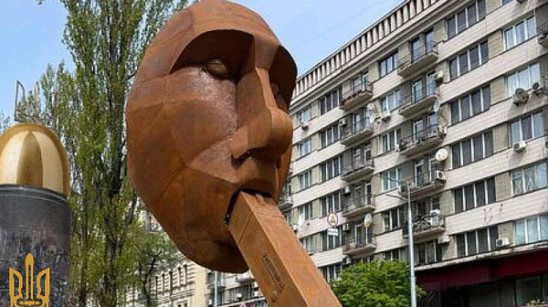 ”Zастреляй се!”. Авторът на скултурата на Путин с пистолет в уста пред Фрог