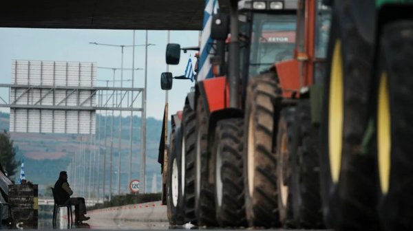 Гръцки фермери ще посрещнат Нова година на блокадите