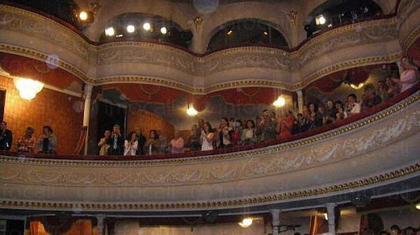 В Деня на театъра: Актьори рецитират поезия в градския транспорт в Стара Загора