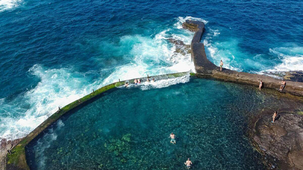 Мощна вълна отнесе туристи в Тенерифе: Четирима загинали, един изчезнал