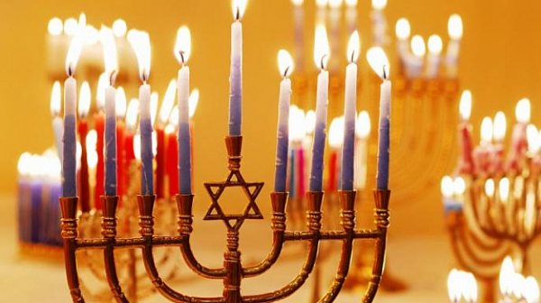 Евреите празнуват Ханука