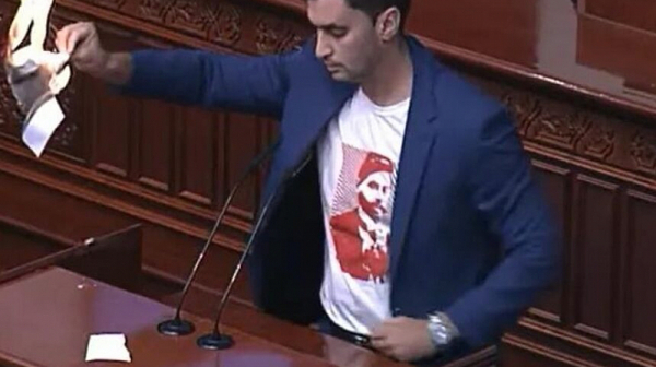 Нова вълна от напрежение в Скопие. Националист запали “френското предложение” в парламента