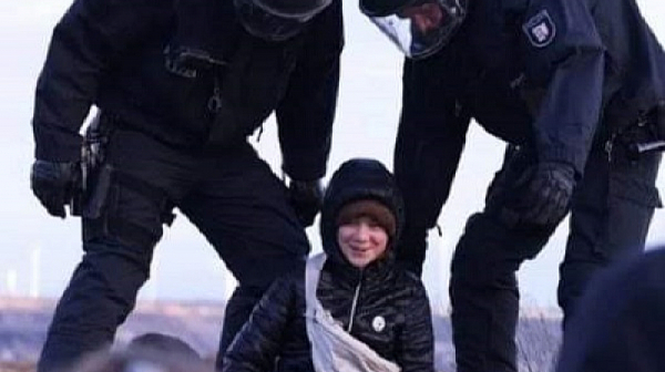 Арестуваха екоактивистката Грета Тунберг