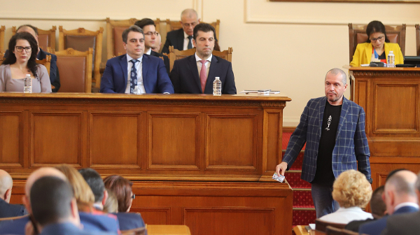 Тошко Йорданов: Петков се счупи да пише SMS-и на наши депутати
