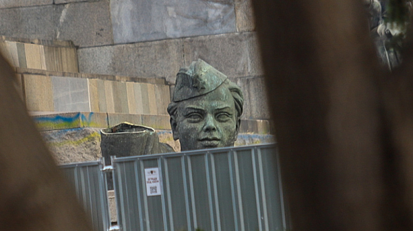 София, Рига, Киев: Съветските монументи падат в 