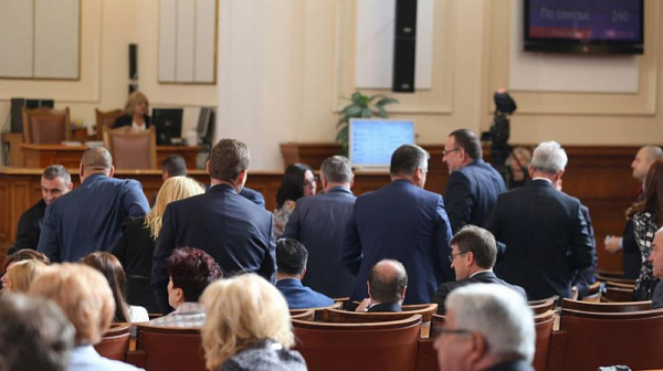 Парламентарни патаклами - депутатите се скараха заради отсъствието на примиера Борисов