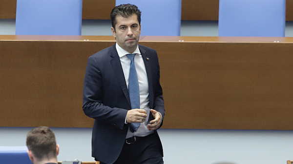 Кирил Петков хвърли двойна оставка