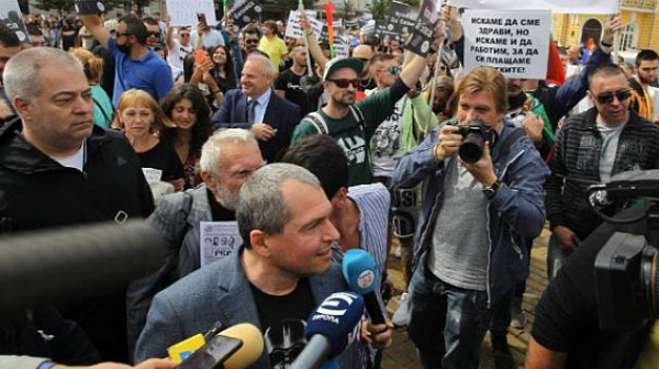 Протестиращите пред парламента отказаха да говорят с Тошко Йорданов и Мая Манолова