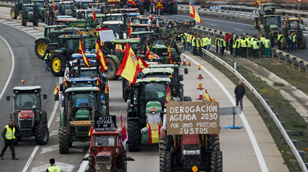 Испанските фермери блокираха трафика по някои от ключовите магистрали в страната