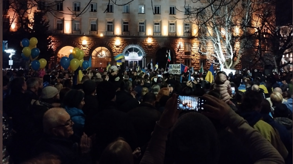 Хиляди на протест пред вратата на Радев: Русия не е брат на Украйна, нито на България