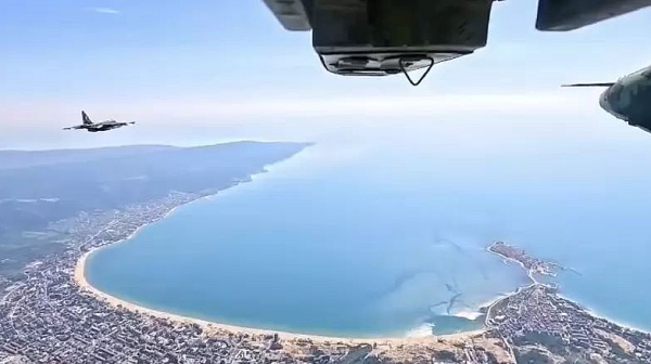 Български Су-25 облитаха Черно море, тренираха пускане на бомби