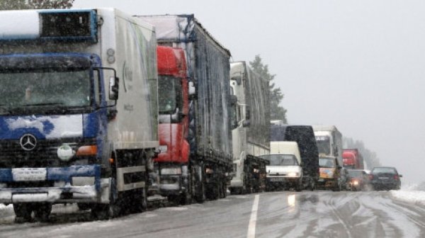 Спират движението на тирове в две ленти на „Хемус“