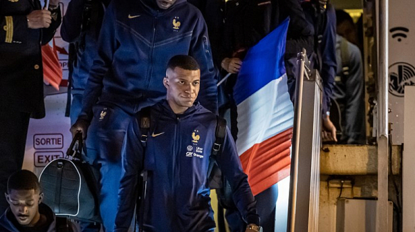 Франция посрещна емоционално своите герои от Мондиал 2022