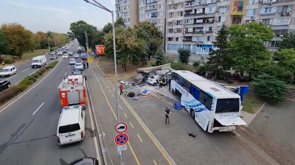 Съдът решава остава ли в ареста 15-годишният шофьор на автобуса, убил двама полицаи в Бургас