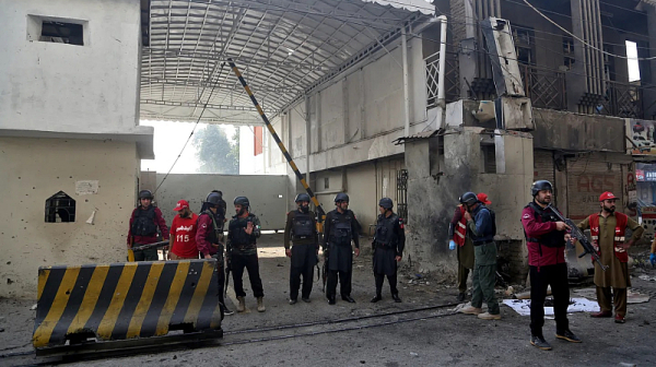 Поне трима загинали при самоубийствено бомбено нападение в Пакистан