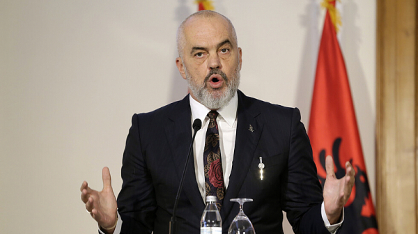 България държи Македония като заложник, смята албанският премиер