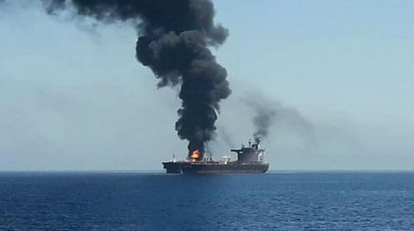 Разлив на петрол в Червено море след взривове на ирански танкер