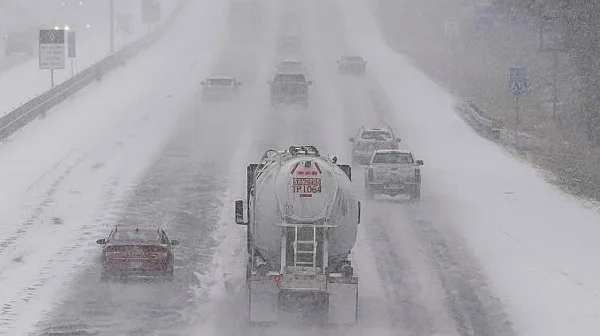 Зимна буря отмени хиляди полети в САЩ, селища са без ток, има и жертви на студа
