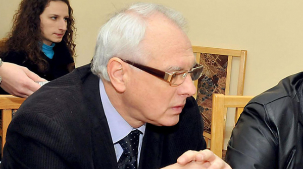 Велизар Енчев: Борисов е в резиденция „Бояна“, за да пази чекмеджето със  златни кюлчета и милион евро
