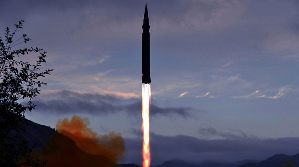 Северна Корея изстреля балистична ракета със среден обсег над Япония
