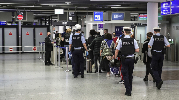 Евакуираха летището във Франкфурт заради оставен куфар и викове ”Аллах Акбар”