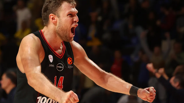 Олимпиакос на върха благодарение на Везенков